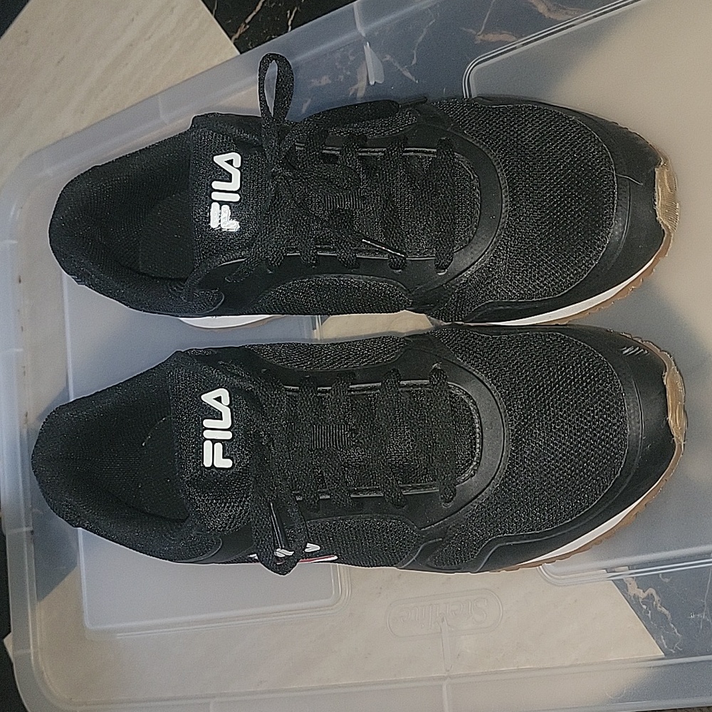 🖤Fila black sneakers size 11.5